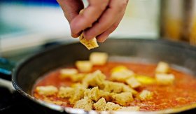 Červená polévka / Sopa colorada - příprava