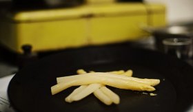 Chřest s bešamelovým přelivem / Espárragos con queso y nuez moscada - příprava