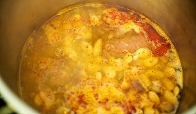 Polévka fazolová s vepřovým ouškem / Judías con oreja - příprava