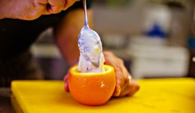 Pomeranče s tvarohovým krémem / Naranjas con crema de requesón - příprava