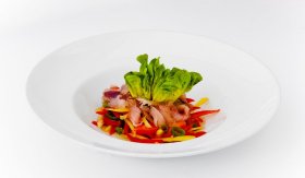 Zeleninový salát se sušenou makrelou / Ensalada con pescado seco