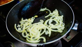Cibulová polévka / Sopa cebollera - příprava