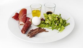 Hlávkový salát s jamónem a ančovičkami / Ensalada de lechuga