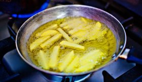 Hranolky se smaženými vejci / Huevos estrellados con patatas fritas - příprava