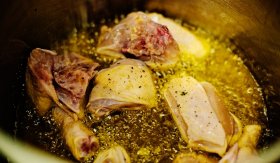 Kuře v pálivé omáčce chilindrón / Pollo a la chilindrón - příprava