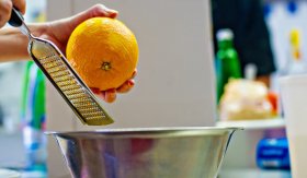 Ovocný salát s pomerančovým krémem / Ensalada de frutas sobre crema de naranja - příprava