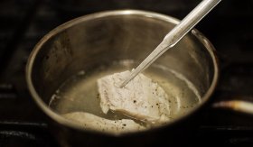 Štika s domácí majonézou z málagy / Pescada en blanco con huevos a la malagueňa - příprava