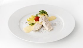 Štika s domácí majonézou z málagy / Pescada en blanco con huevos a la malagueňa